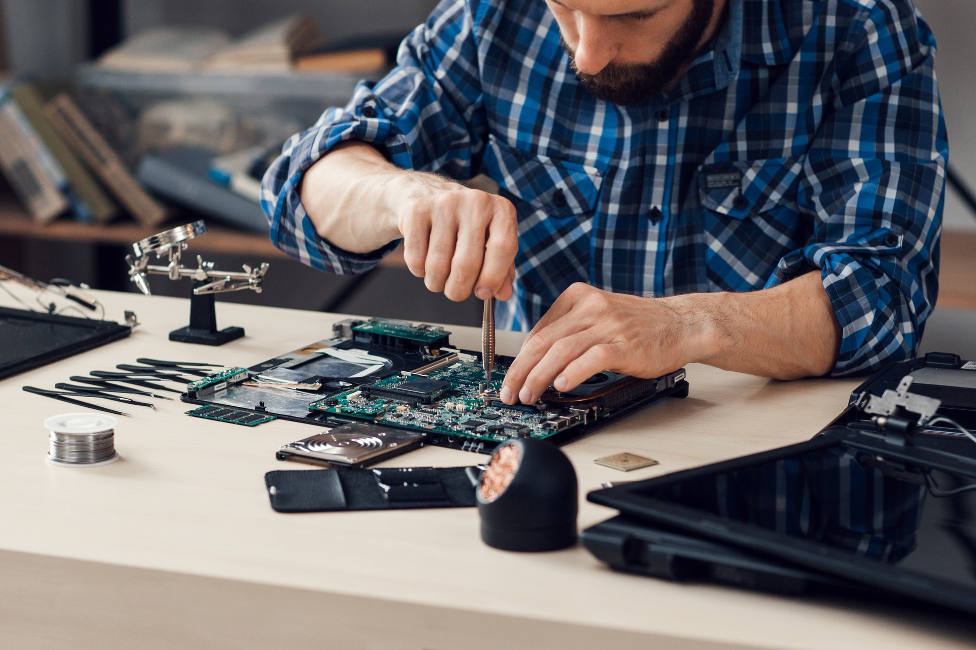 Démontage d’ordinateur portable avec tournevis en réparation